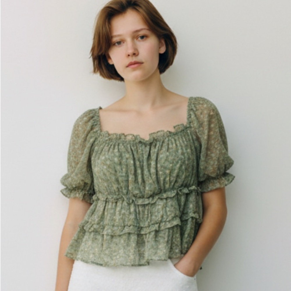 She + Sky Ladies M Floral Green cropped Ruffle Blouse
